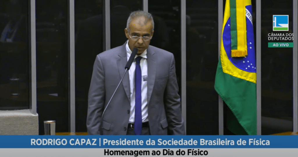 Presidente da SBF, Rodigo Capaz, discursando na sessão solene da Câmara dos Deputados em homenagem ao dia do Físico.