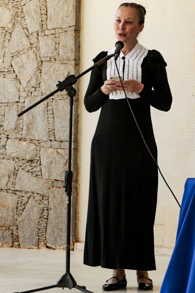 Professora Camila Silveira discursa durante cerimôna de lançamento do Circuito Marie Curie. (Crédito: Daniel Patire)