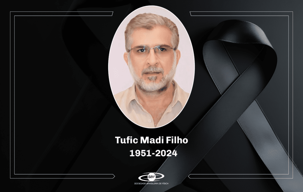 Background com faixa de luto e foto de busto do professor Tufic Madi FIlho, físico. Homem branco com óculos e barba,