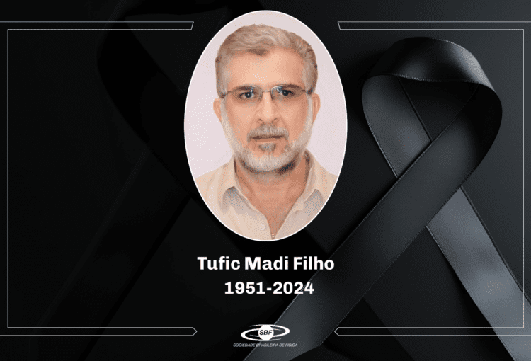 Background com faixa de luto e foto de busto do professor Tufic Madi FIlho, físico. Homem branco com óculos e barba,