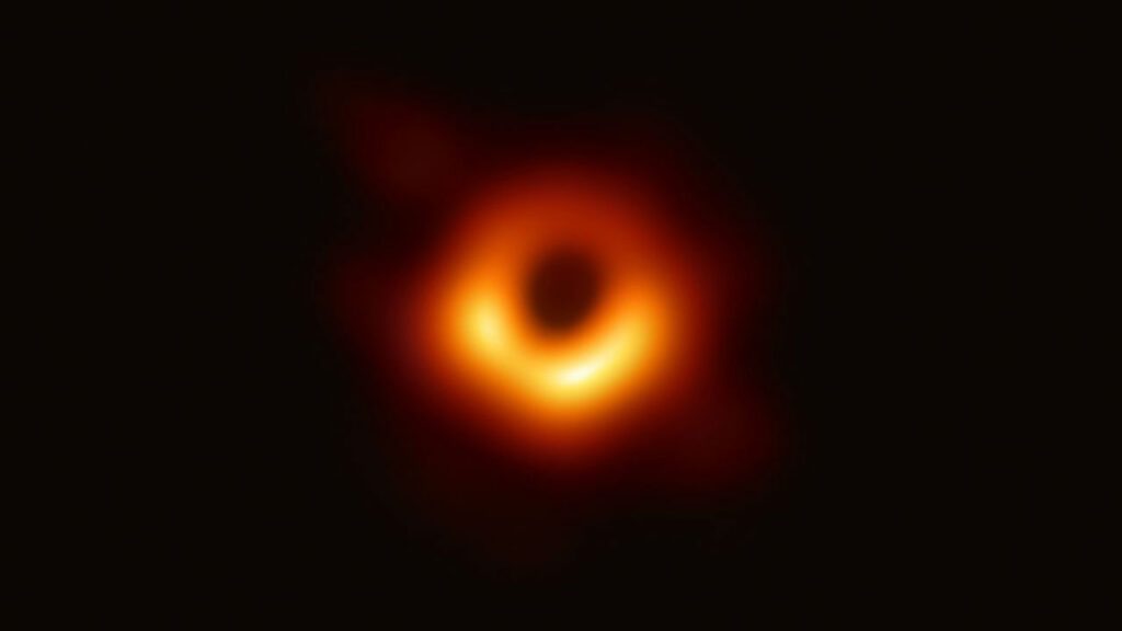 Imagem do Buraco Negro Messier 87, fotografado pelo projeto Event Horizon Telescope.