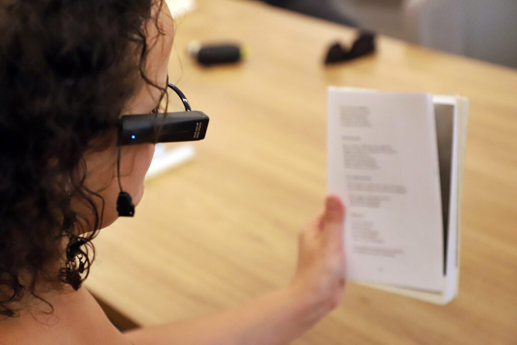 Imagem de uma pessoa de costas vendo uma texto com o óculos falante, Orcam. (Crédito: José Fernando Ogura/AEN)