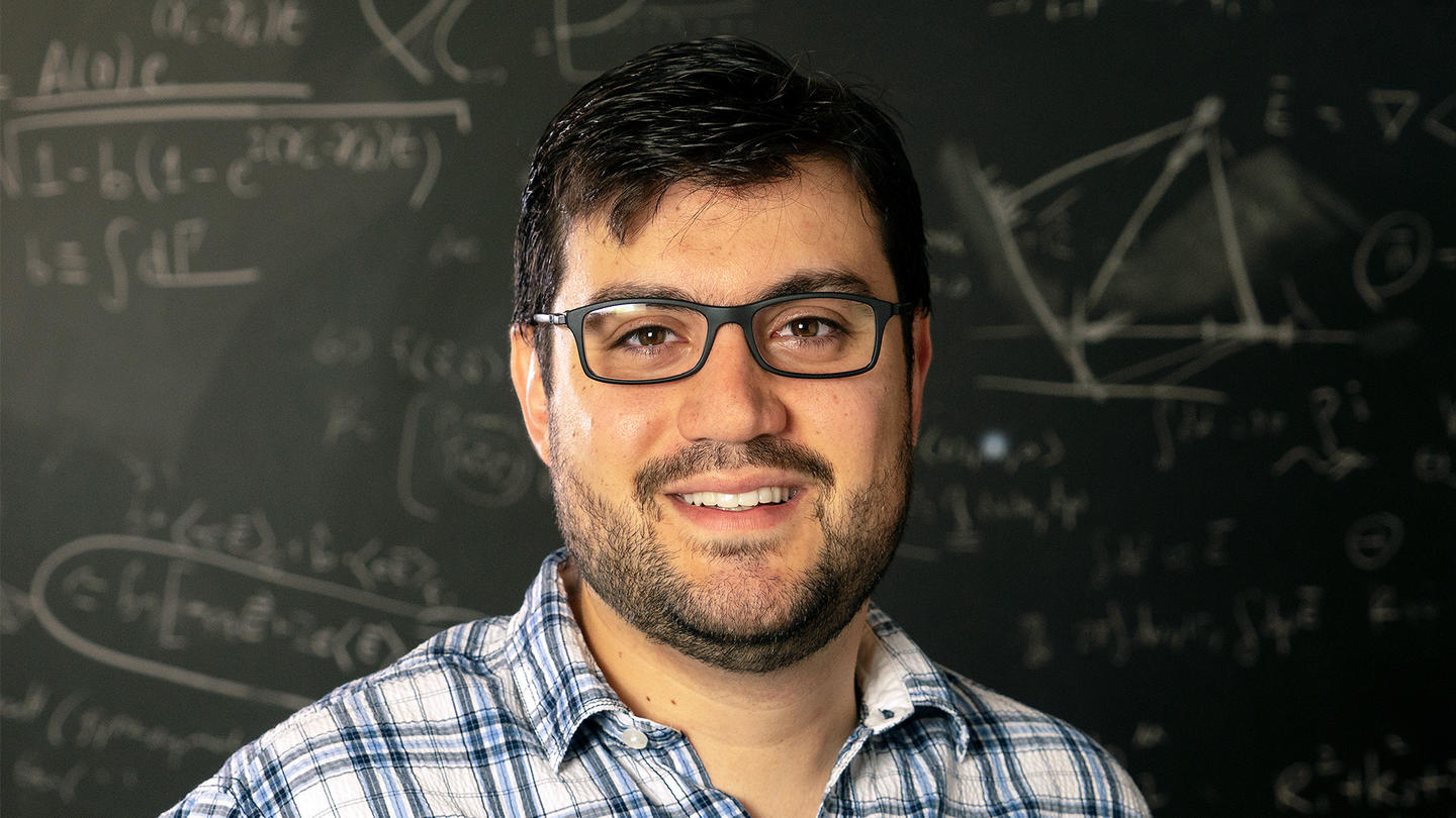 O físico brasileiro Vinícius Njaim Duarte, pesquisador do Laboratório de Física de Plasmas de Princeton (PPPL), da Universidade de Princeton. Homem branco, moreno de óculos em frente a um quadro-negro.