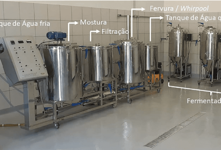 Foto de tanques de produção de cerveja em uma fábrica de cerveja. Tanques altos de aço inoxidável.