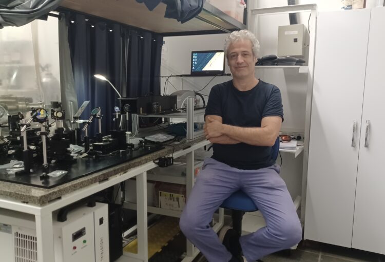 Cientista italiano Tommaso Del Rosso é professor do Departamento de Física da PUC-Rio e responsável pelo Laboratório de Síntese e Caracterização Laser de Nanomateriais (Nanolaser).