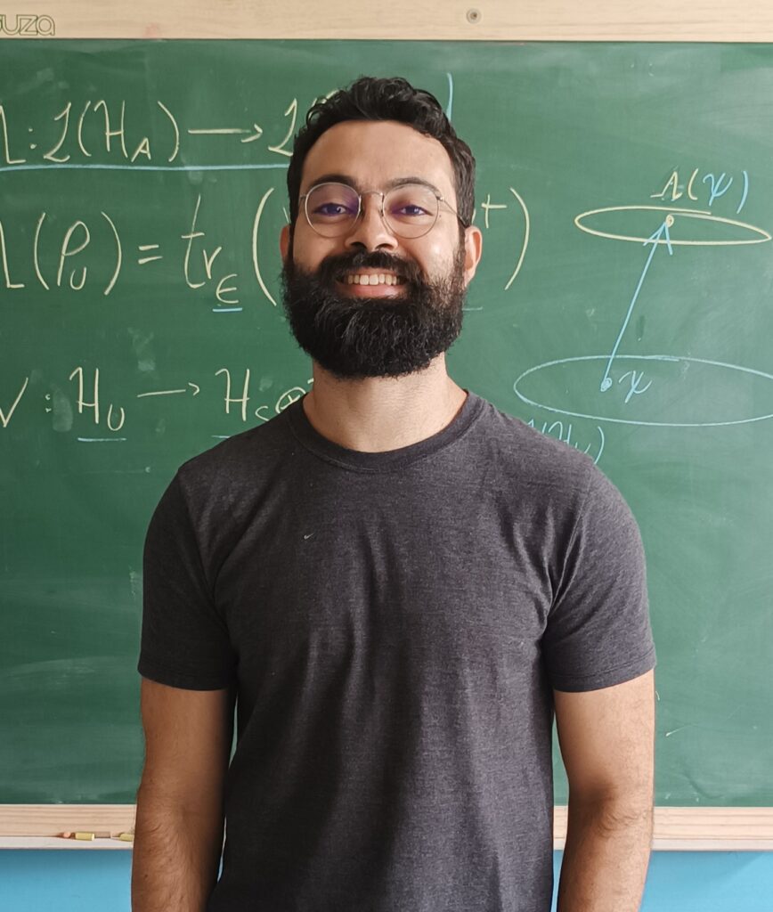 Professor Pedro S. Correia, da Universidade Estadual de Santa Cruz (UESC), homem jovem usando camiseta cinza e barba preta.