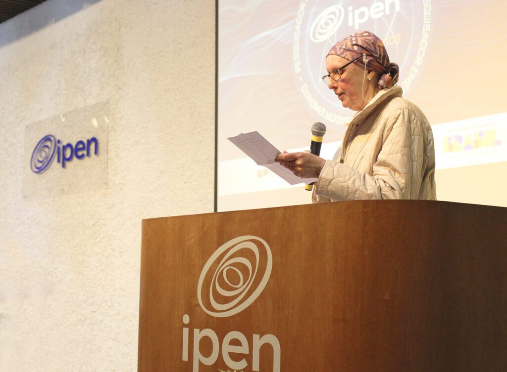 A física Linda Caldas discursando  durante o 68º aniversário de fundação do Ipen, evento durante o qual foi homenageada.