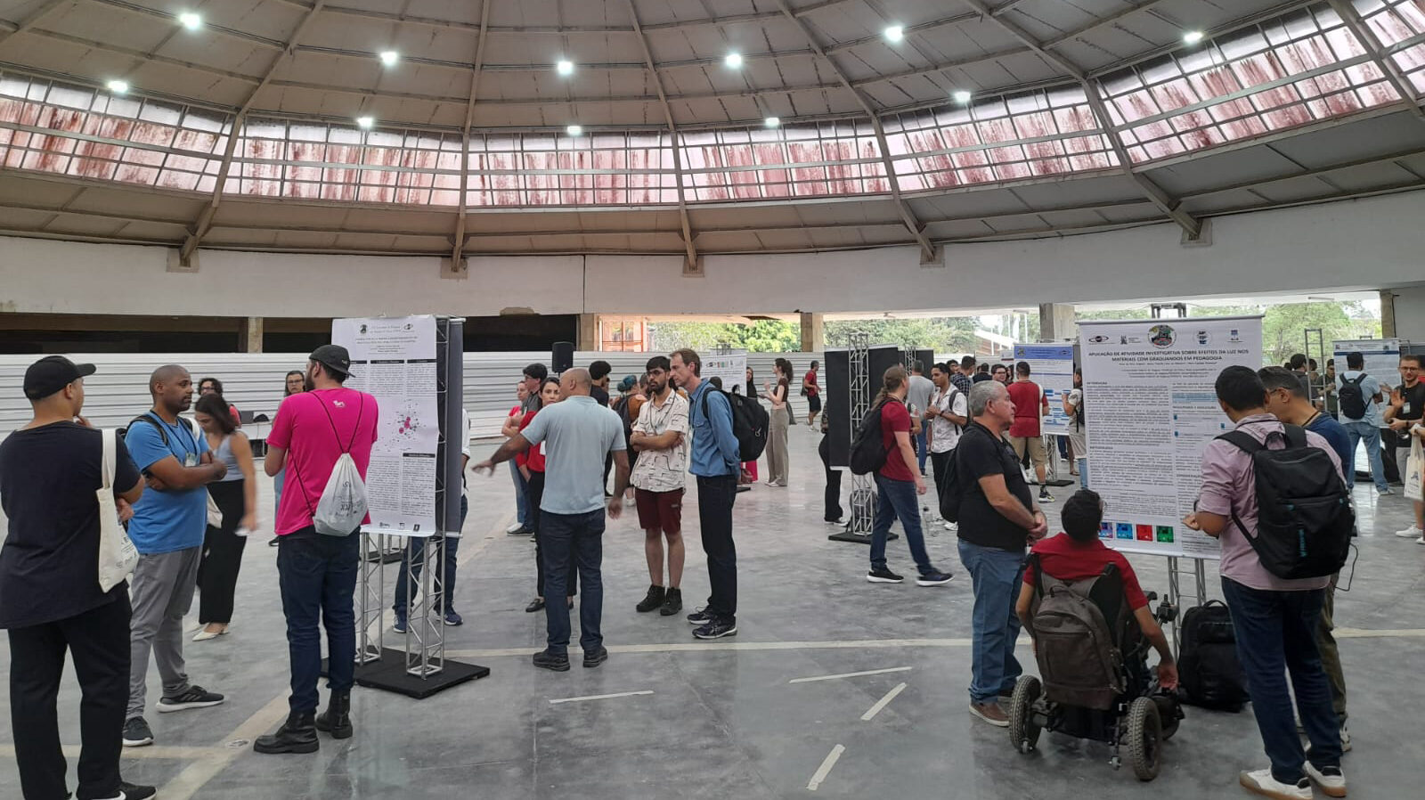 Participantes lendo os posters expostos durante o XX EPEF em Recife, na UFPE.