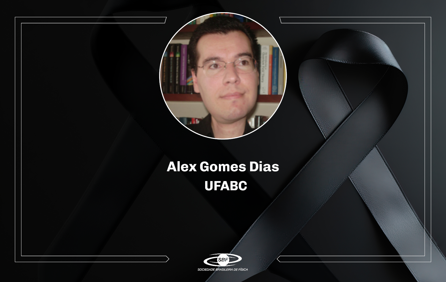 Destaque de óbito do professor Alex Gomes Dias, da UFABC. Fundo preto com fita preta e foto do professor em destaque.