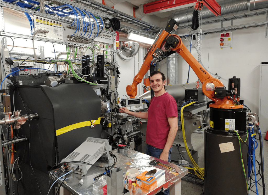 Victor Buratto em experimiento na linha NanoMax do Laboratório de Luz Sincrontron MAX IV, Suécia.