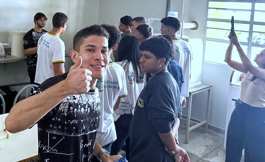 Estudantes do Ensino Médio visitando Laboratório de Biofísica no Instituto de Física da UFCAT.