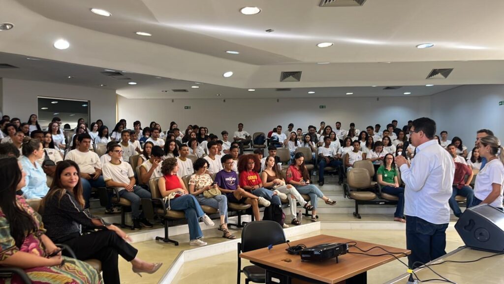 Estudantes e professores do Ensino Médio em dia de visitação na UFCAT com apoio da SBF.