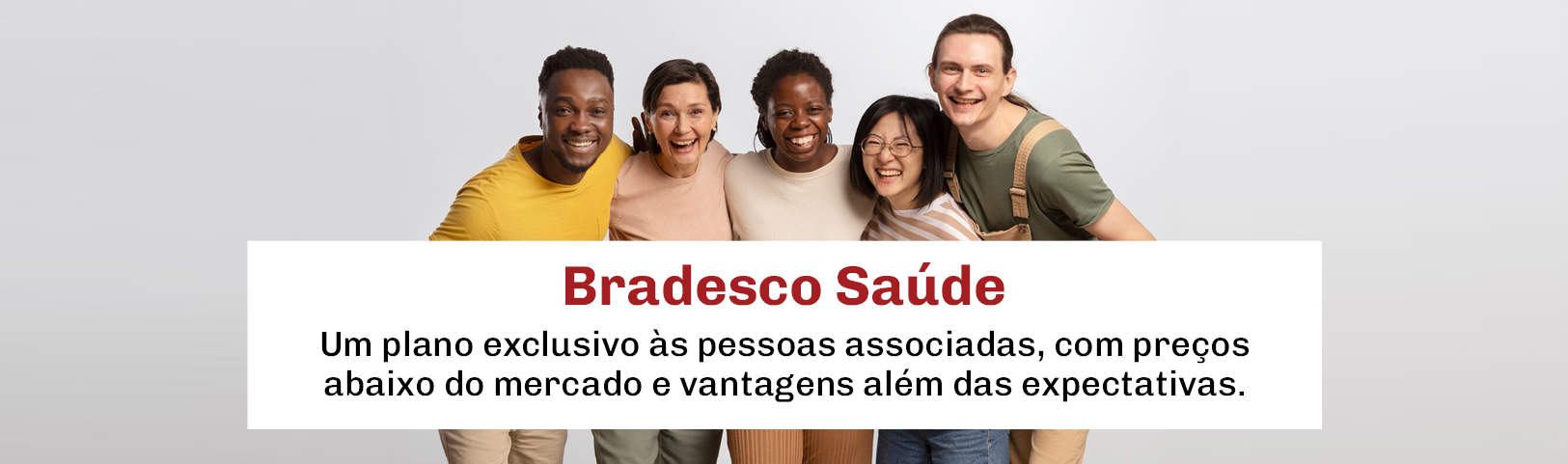 CTA com um grupo de pessoas, brancas, negras, asiáticas e idosas sorrindo atrás de um anúncio do Bradesco Saúde.