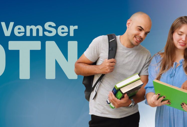 Banner do CDTN chamando para o processo seletivo 2025. Três jovens adultos, em pé, olhando para cadernos.