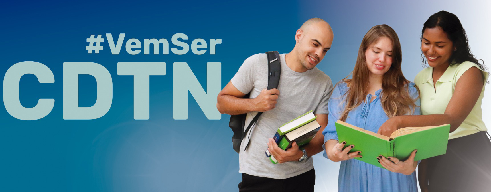 Banner do CDTN chamando para o processo seletivo 2025. Três jovens adultos, em pé, olhando para cadernos.