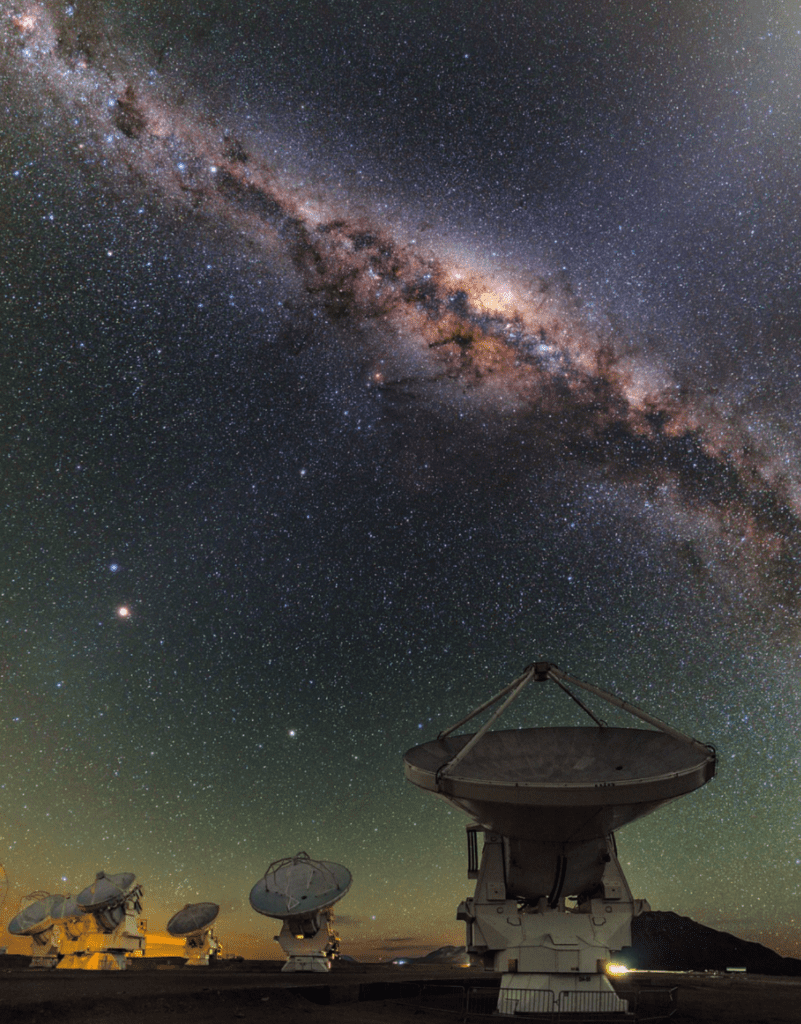 Satélite apontando para o espaço.