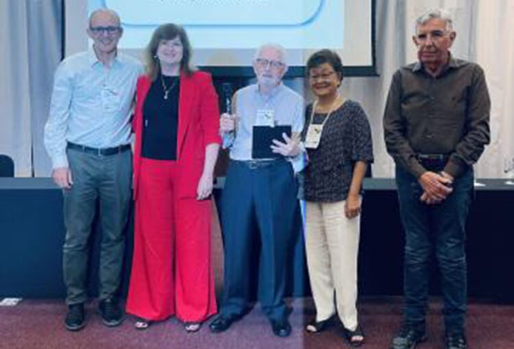 Nilberto Medina (IFUSP), Nazir Monteiro dos Santos (Presidente da SBV), Helcio Onusic (professor homenageado), Tizuko Onusic (esposa do prof. Helcio) e Tadeu Degasperi (secretário da SBV). (Crédito: divulgação CBrAVIC)