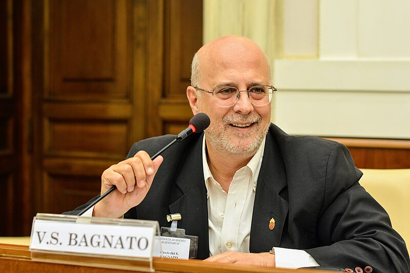 Imagem do professor, físico, Vanderlei Salvador Bagnato, sentado e falando em um evento.