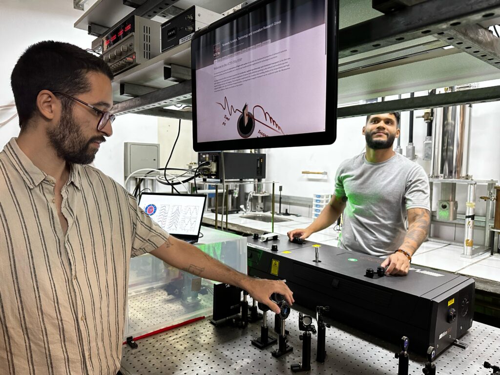 Nicolas Kawahala(esq) e Daniel Matos (dir) utilizando o espectrômetro de terahertz do IFUSP.